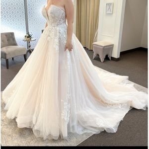 Martina Liana size bridal 10. Regular clothes 4-6. Not altered